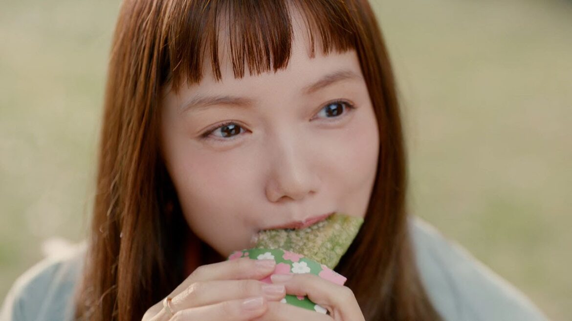宮﨑あおい「たまんないっす」　後輩と春のパイ楽しむ　マクドナルド新CM「抹茶黒蜜わらびもちパイ　ぜんぶ好き！」編