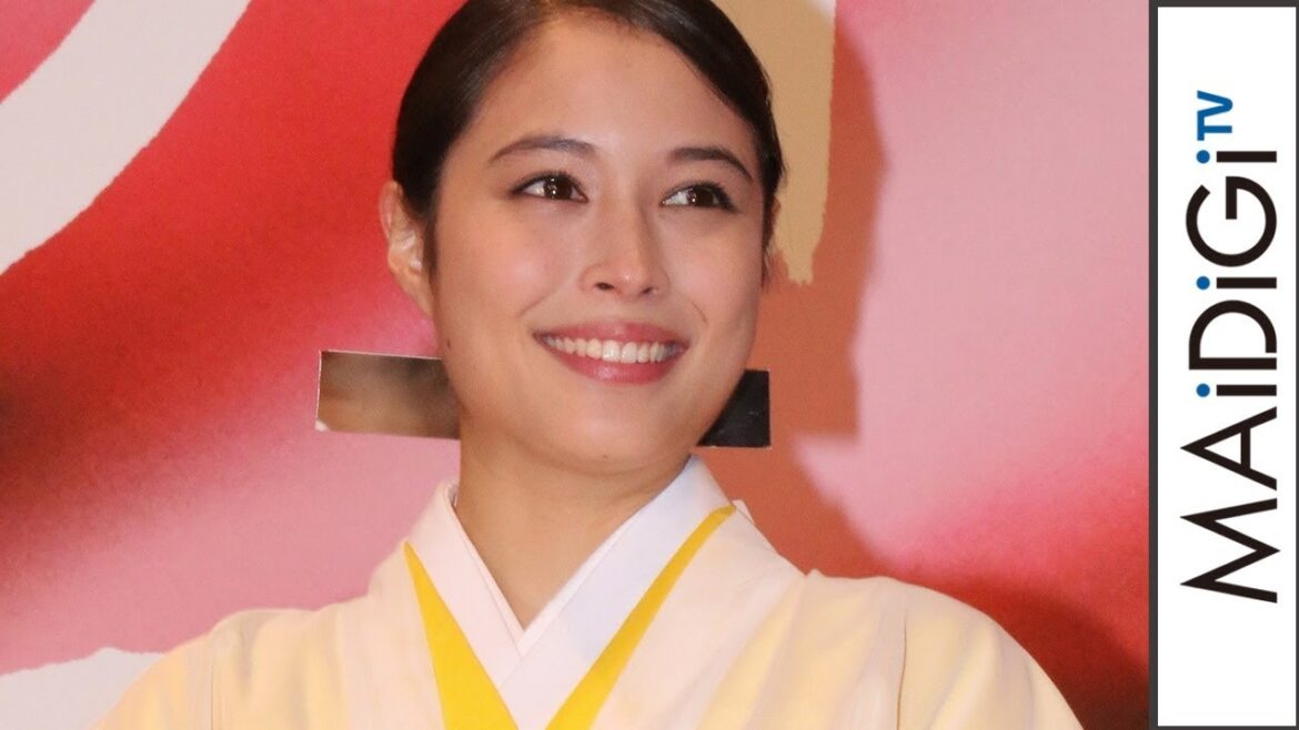 広瀬アリス、巫女姿でレッドカーペットに　「第30回東京国際映画祭」