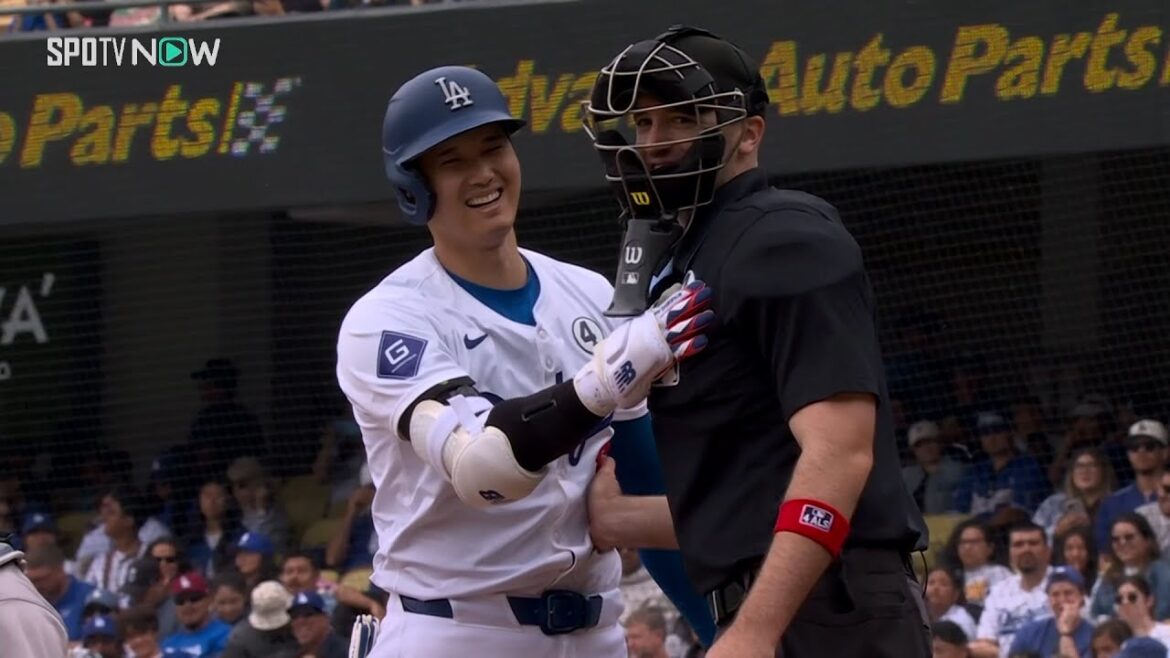 【ドジャース・大谷翔平 球審に“神対応”】打球が球審に当たり、心配した大谷が右胸にタッチする神対応を見せた