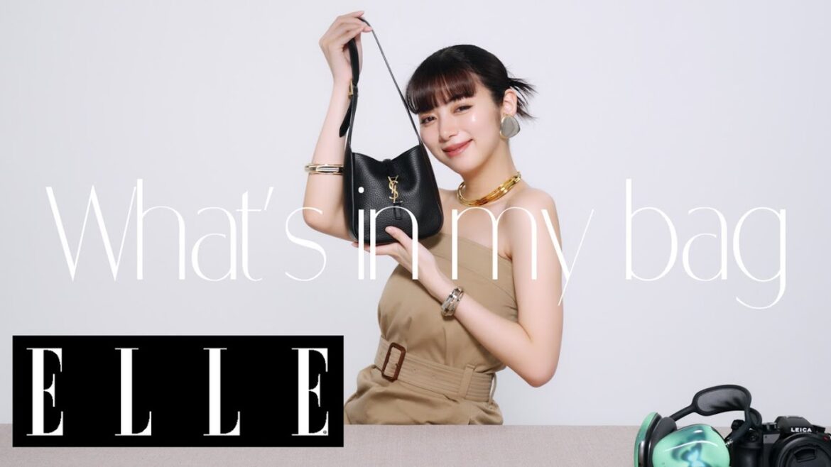 【池田エライザ】のバッグの中身を公開👜 ミニバッグに思い出ぎっしり！お仕事道具はバッグに収まり切らない⁉｜What's in my bag｜ ELLE JapanELLE Japan（エル・ジャパン）