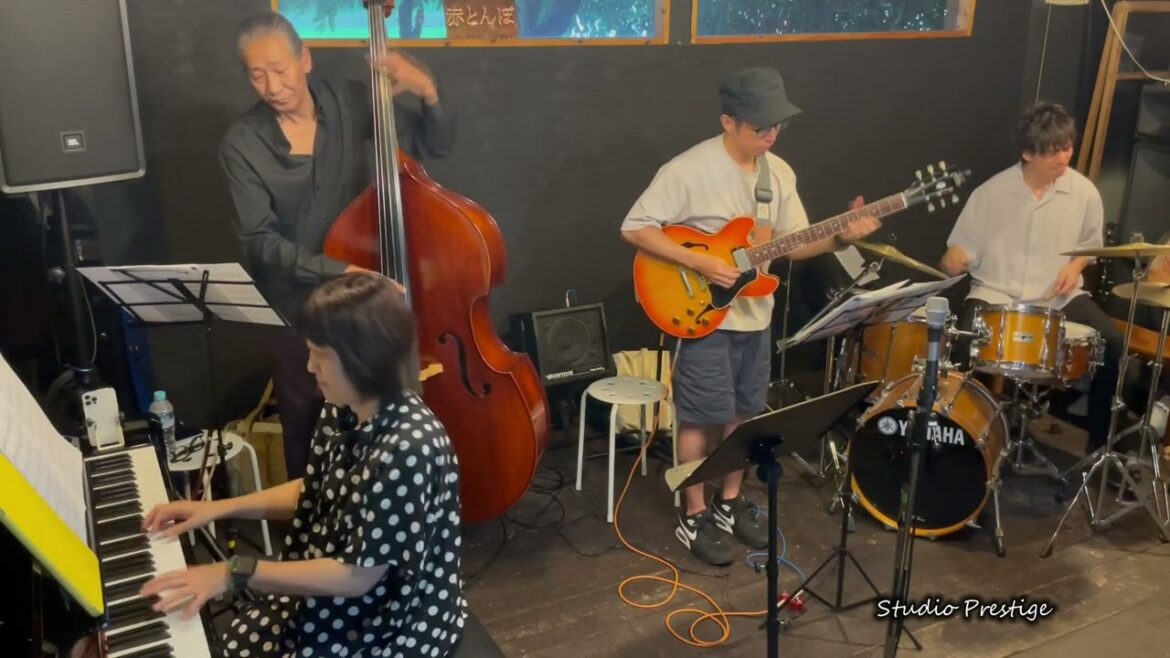 スマホ撮影　赤とんぼK.M.C.ライブ Pf 山田かおり  Gt.前田雅史  Ba.木村英夫  Dr.東貴宏  You Look Good To Me