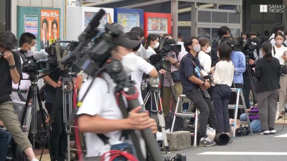 騒然とする安倍晋三元首相が搬送された病院前