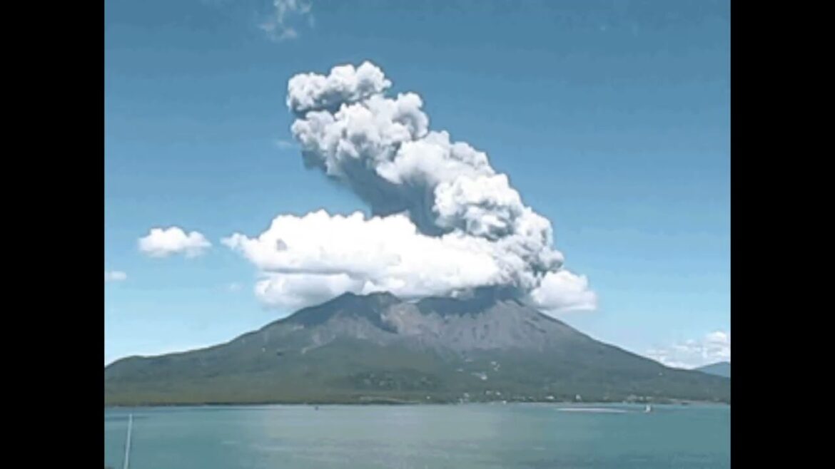 桜島の噴火を逆再生したら、ボタン一つでギュルギュルッと本体に吸い込まれていく掃除機のコードを思い出し、昔懐かしい気持ちになった。#桜島 #噴火 #噴煙 #逆再生 #volcano