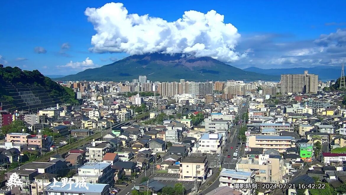 【LIVE】上野城ライブカメラ 桜島と鹿児島市内  /  Sakurajima and Kagoshima city in Japan.  /  Vulcão com câmera ao vivo
