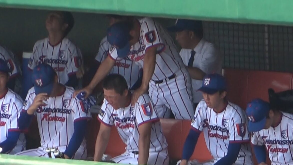 【下関国際ラストシーン】坂原監督も涙をこらえて両手をつき選手を励ます【夏の高校野球山口大会決勝戦で南陽工業に敗れ号泣】甲子園準優勝･中井慎さんも応援に