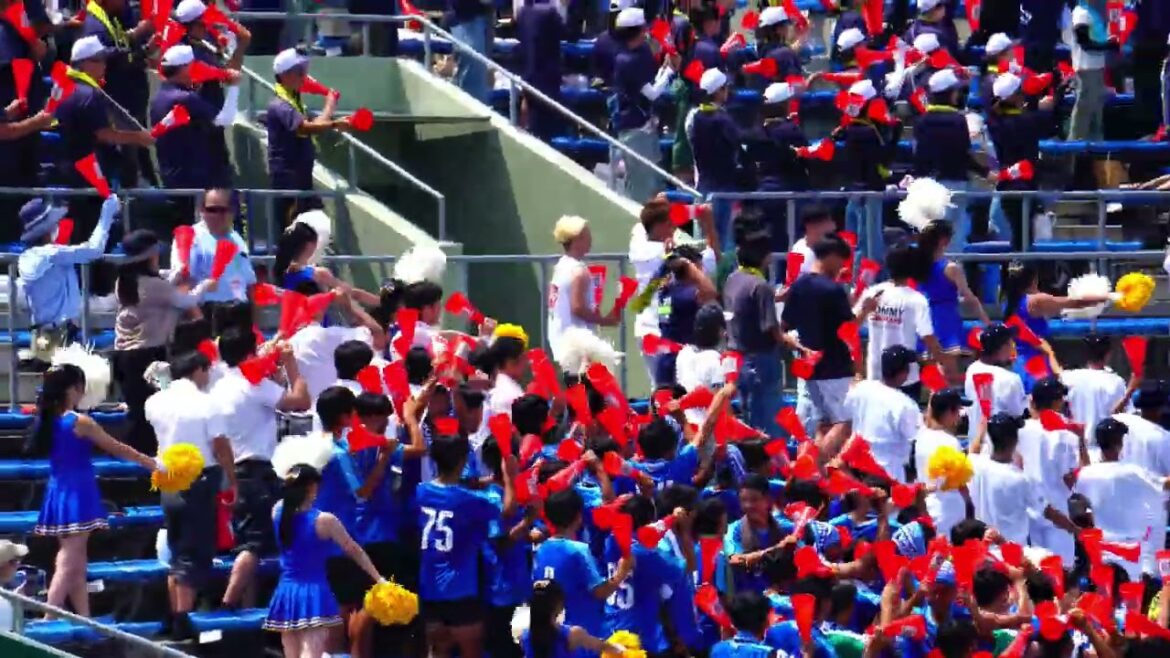 チアや応援に駆け付けたサッカー部も一緒になって盛り上がる国学院栃木応援席！2024夏　栃木大会準決勝　国学院栃木vs青藍泰斗