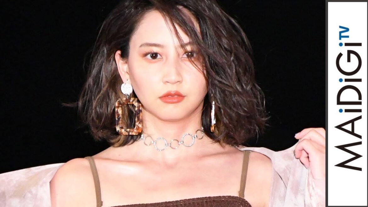 河北麻友子、夏のおなか見せコーデ　ブラウンで大人のムード　投げキスも