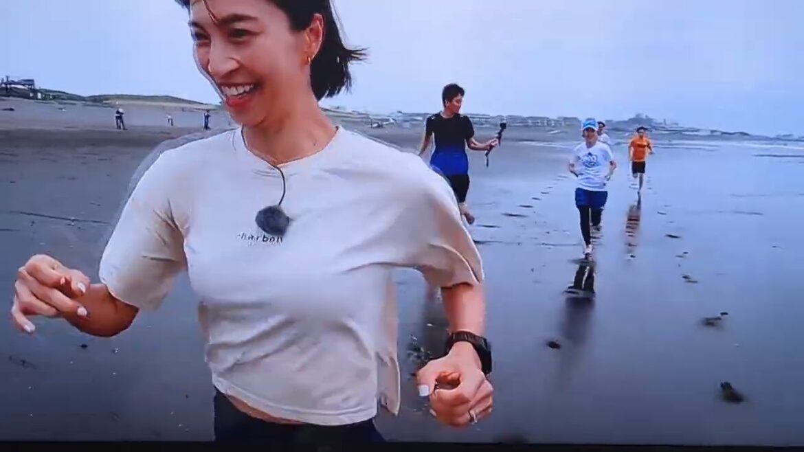 砂浜をランニングする安田美沙子さん　美しすぎます　ランスマ