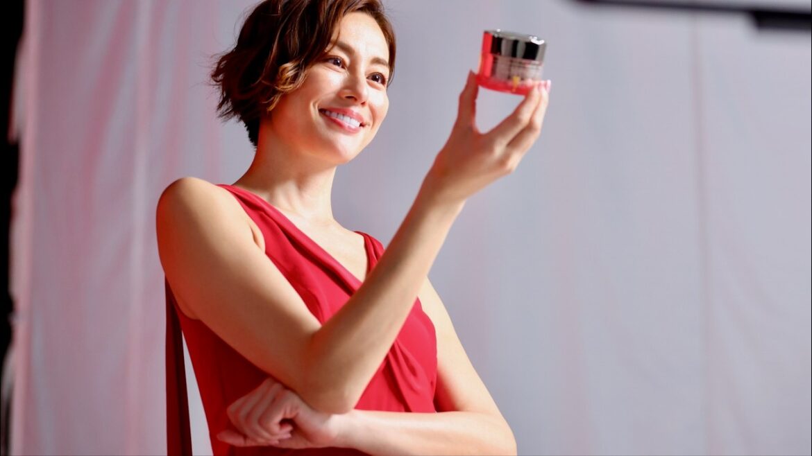 米倉涼子、V字胸元や指先、背中まで美しい圧倒的スタイルを披露！コーセー グレイス ワン リンクルケア CM＋インタビュー＋メイキング