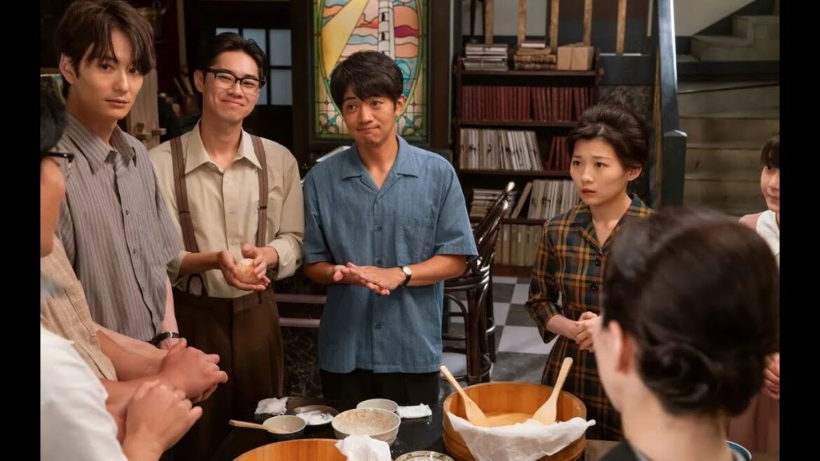 ＜明日の虎に翼＞伊藤沙莉“寅子”、岡田将生“航一”と毎田暖乃“優未”と共に戸塚純貴“轟”の仲間たちの集まりに参加する