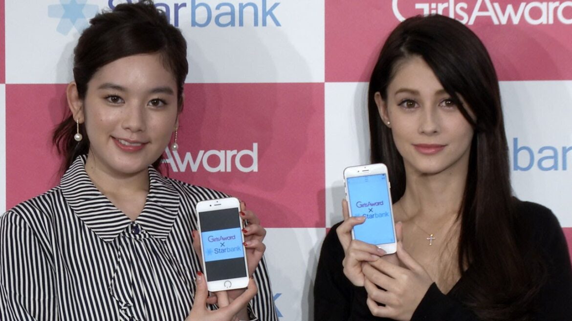 ダレノガレ明美、エレキギャグもじり「ダレよ～ダレダレ」で脇汗　史上最大級スマホオーディション『～GirlsAward×Starbank～』開催告知発表会