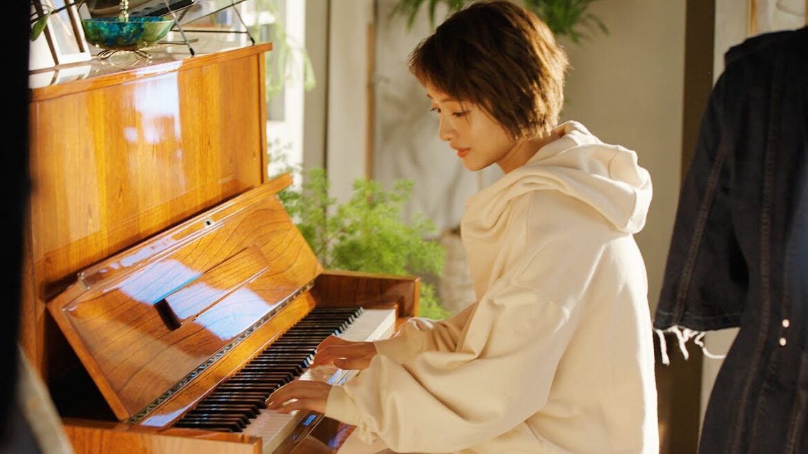 石原さとみ、撮影現場でピアノ演奏 現場スタッフから歓声 「ハミングフレア」新テレビCM&メーキング 石原さとみ、撮影現場でピアノ演奏 現場スタッフから歓声 「ハミングフレア」新テレビCM&メーキング