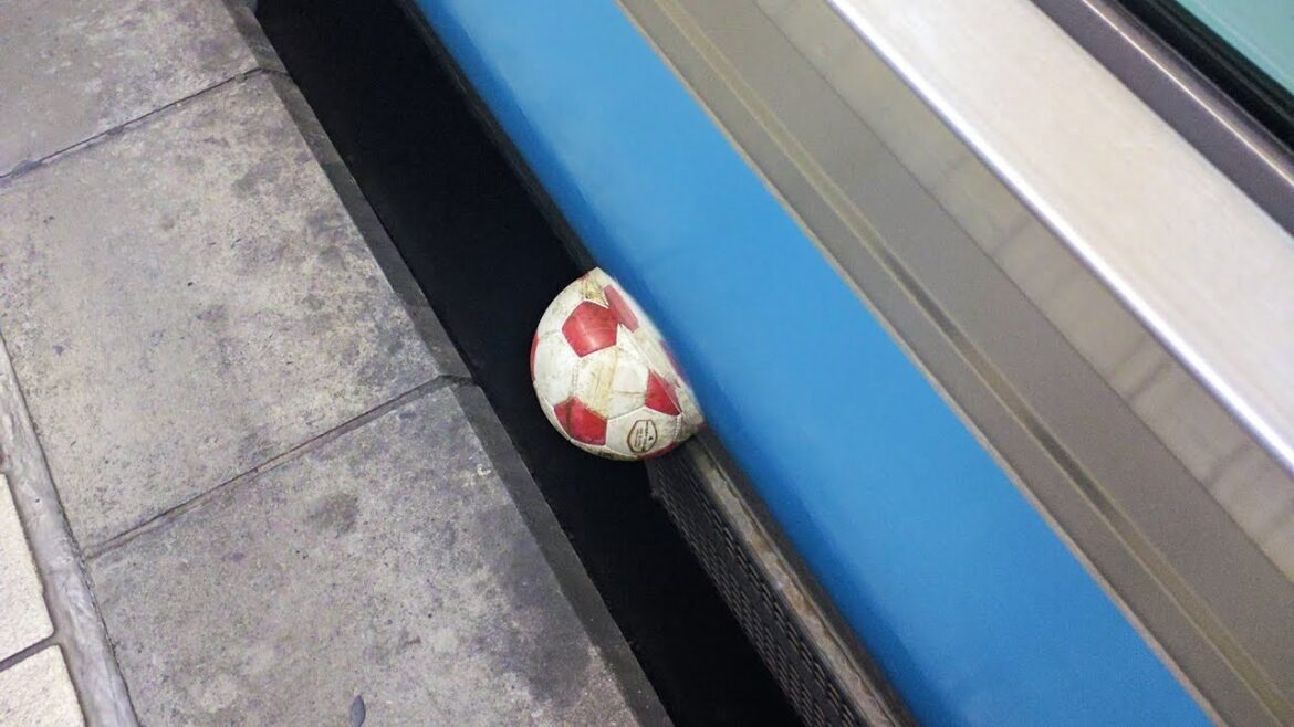 京浜東北線の車体に挟まったサッカーボール???