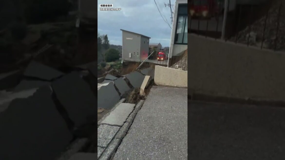 【地震発生】家屋倒壊…道路が崩落し寸断　能登半島地震　Japan earthquake Noto  tsunami 　#shorts #地震　#倒壊