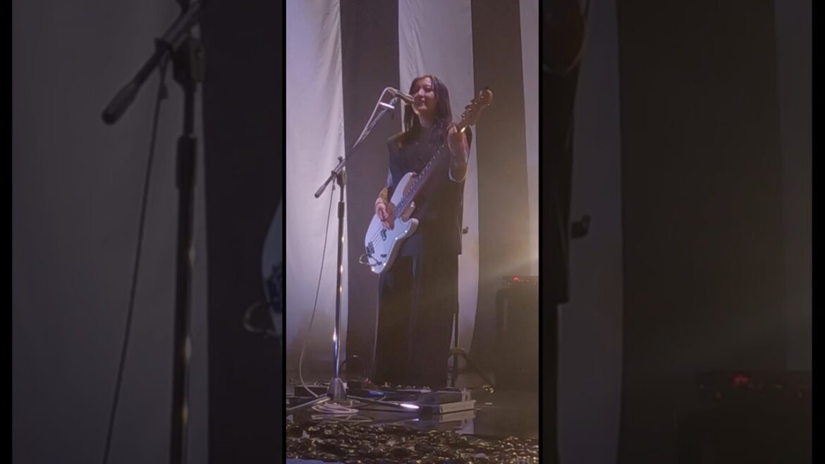 “全国ホールツアー2023-2024「十二次元+01」”大宮公演より『01』Live映像(やしちゃんソロ ver.)公開。#女王蜂#QUEENBEE #女王蜂01 #アンデッドアンラック #アンデラ