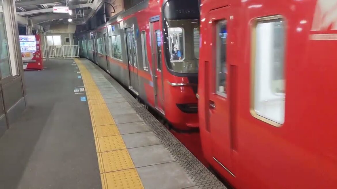 岩倉駅で名鉄９５００系と名鉄３５００系連結の６両で到着しました❗