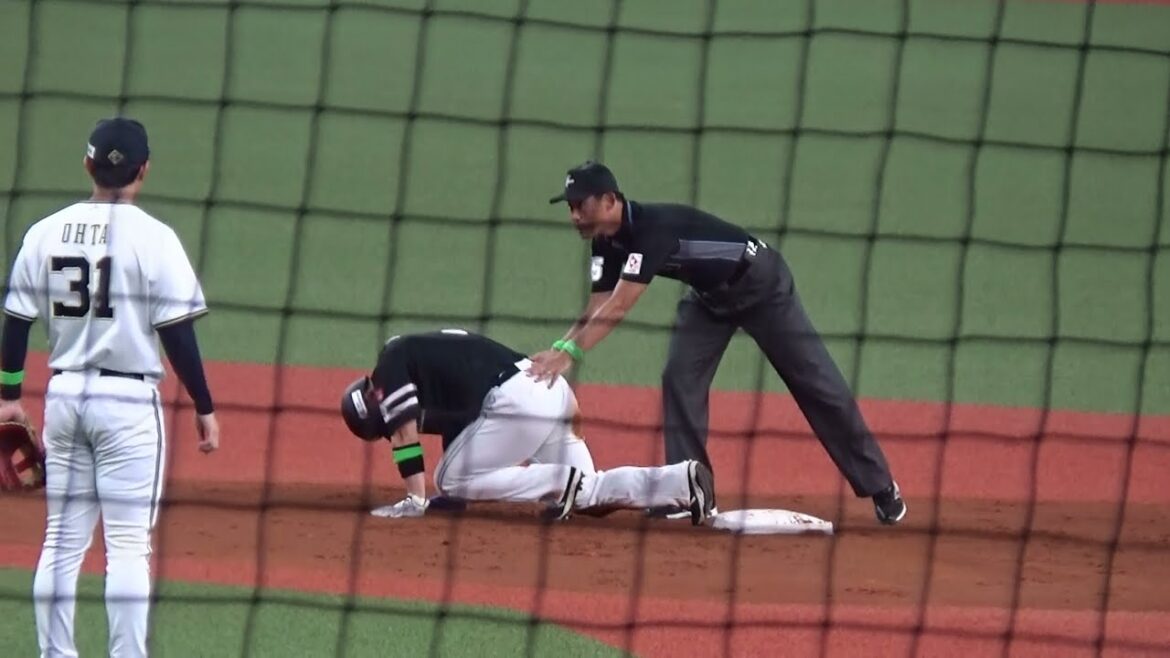 【審判ウォッチ（アクシデント編）】盗塁を決めた際に負傷してしまった近藤健介選手に咄嗟に寄り添う二塁塁審の石山智也審判員【2024.9.16 オリックス vs 福岡ソフトバンク ＠京セラドーム大阪】