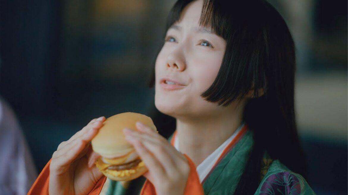 宮崎あおい、かぐや姫に！　松重豊＆手塚理美と令和版竹取物語？　マクドナルド新CM　月見ファミリー 「帰ってきたかぐや姫」編
