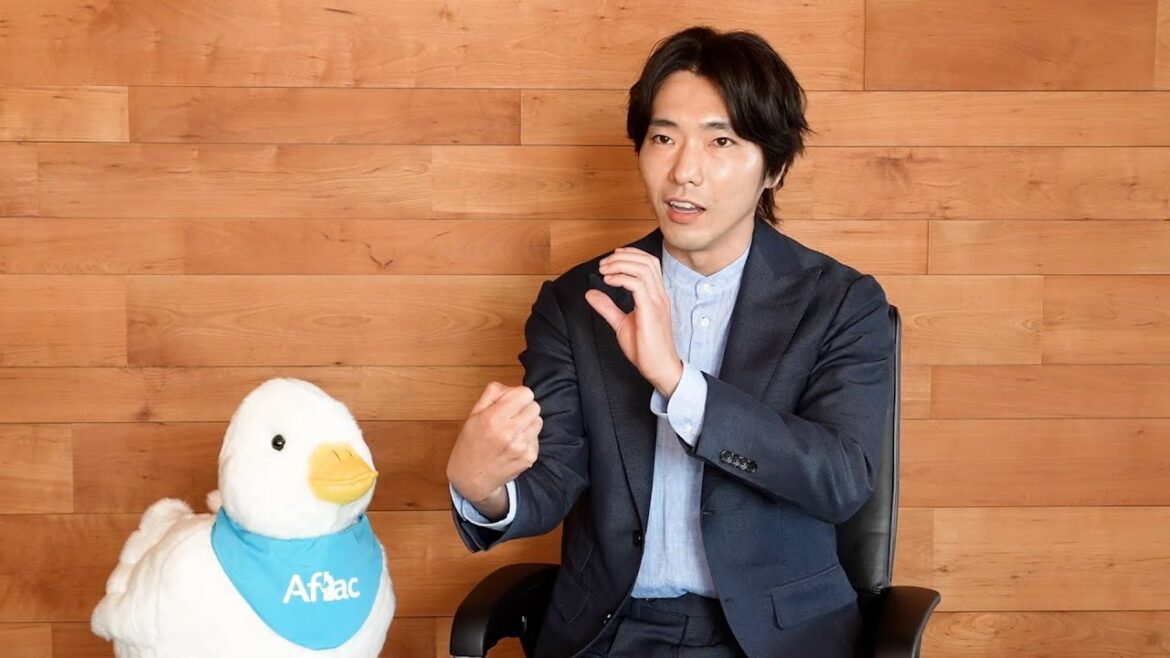 柄本佑、大河ドラマ『光る君へ』で妻・安藤サクラ超えのロン毛に挑戦「お風呂が大変すぎて…」　撮影中の苦労＆“打毬”練習秘話を明かす　アフラック新TVCM 「社長の決断」篇＆インタビュー