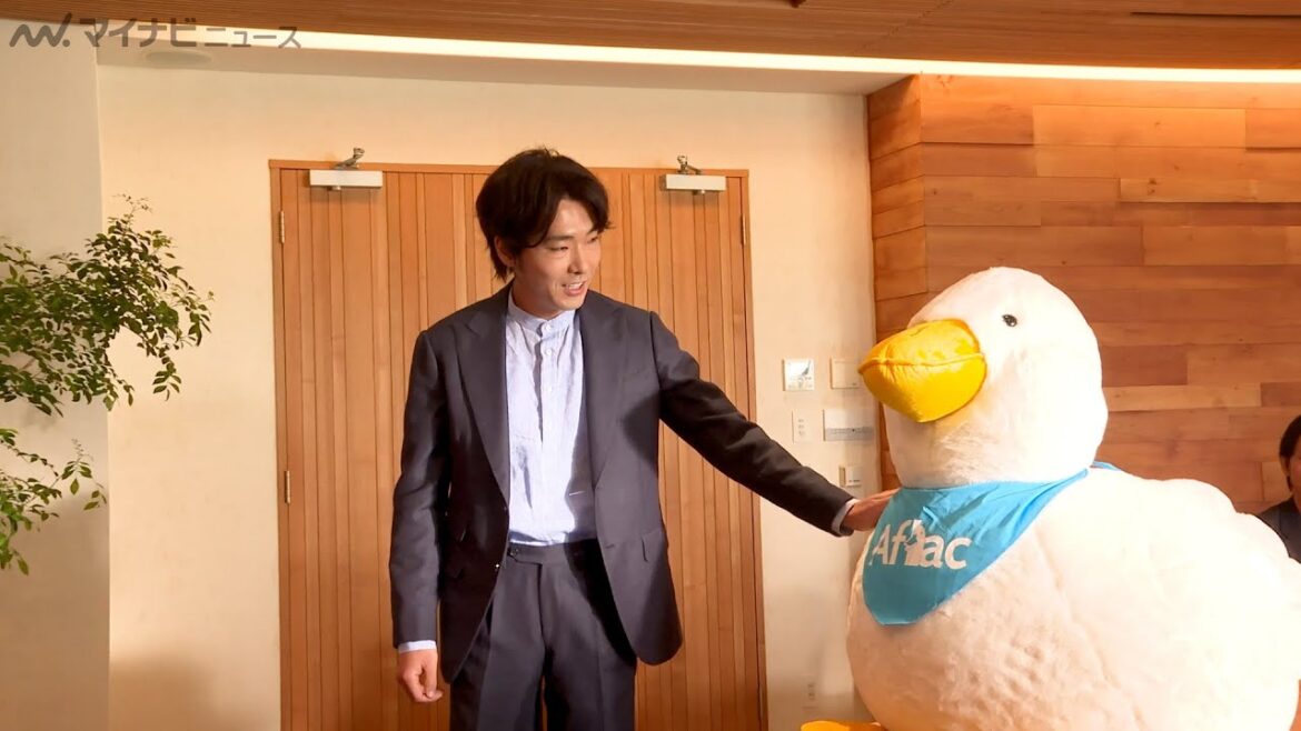 柄本佑、巨大なぬいぐるみに目を丸くする「でかっ！」熱のこもった演技にも注目 アフラック新CM『新しい形の医療保険 REASON 社長の決断』編＆メイキング公開