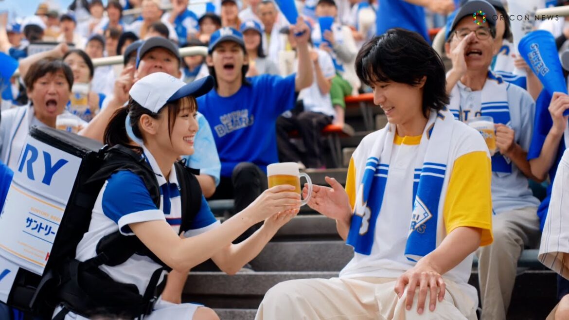 菅井友香、“ビールの売り子”経験活かしキュートに提供！ 山﨑賢人と「サントリー生ビール」CM共演