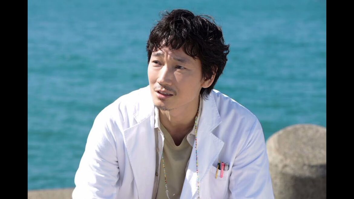 綾野剛、劇場版『ドクターX』参戦！史上最悪の敵が立ちはだかる最新予告が公開|知られざる過去を知るキーパーソンを演じる綾野剛 - (C)2024「劇場版ドクターX」製作委員会