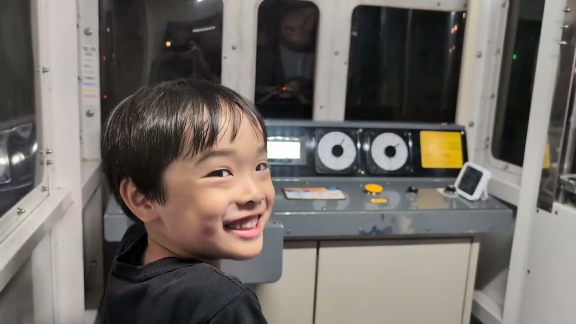 西武園ゆうえんちのチャレンジトレインで西武線2000系の黄色い車両を運転するたっくん。Seibuen Amusement Park. Seibu Line. 2024年9月14日。