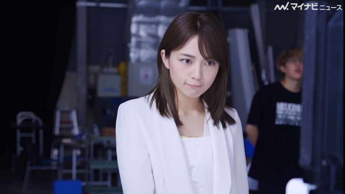 川口春奈、真剣に話を聞く時の口元が可愛い…真っ白な衣装で爽やかさ全開　「シナールLホワイトエクシア プレミアム2000」新CM＆メイキング映像公開