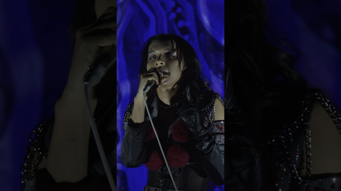 “単独公演「バイオレンス」”より『#BL』のLive映像(イントロ〜1A ver.)を公開。#女王蜂 #QUEENBEE #女王蜂15周年 #QUEENBEE_15TH