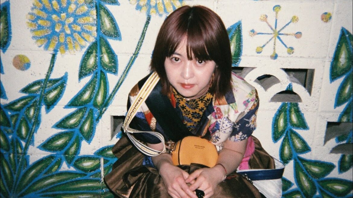 伊藤万理華&中川大志、撮影合間に互いの写真を撮り合う／映画『チャチャ』メイキング映像