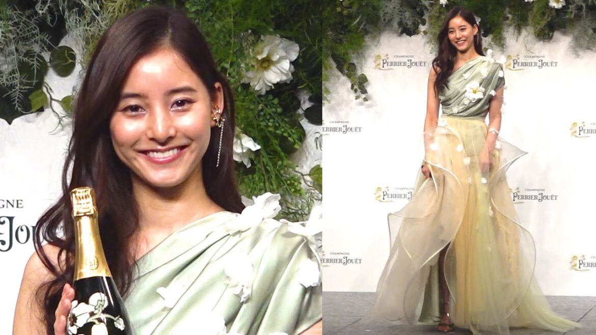 新木優子「妖精」みたいな肩出しドレス姿で魅了！