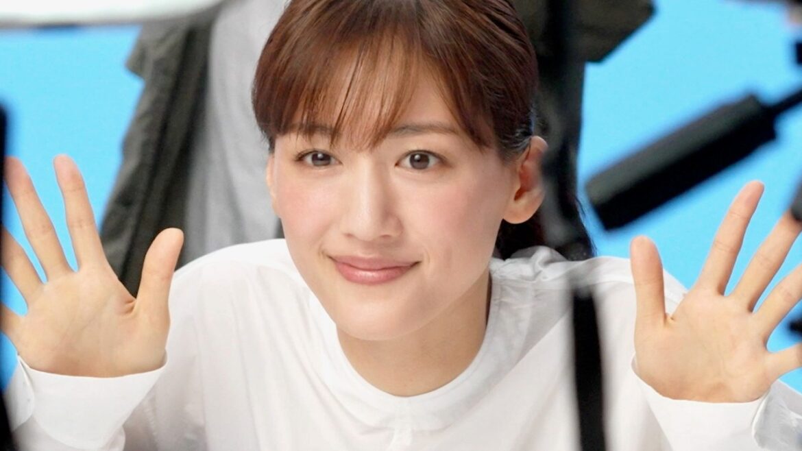 綾瀬はるか、今年もベンザブロック！笑い声に包まれるお茶目なポーズも／ベンザブロック CM＋インタビュー＋メイキング