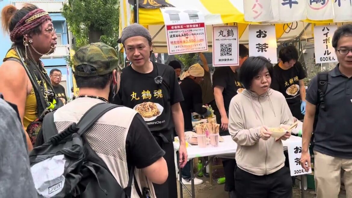 なんとあの伝説のホスト『城咲仁』さんが板橋区民祭りで出店しておりましたー！丸鶴さんのチャーハン激旨みでしたわよ