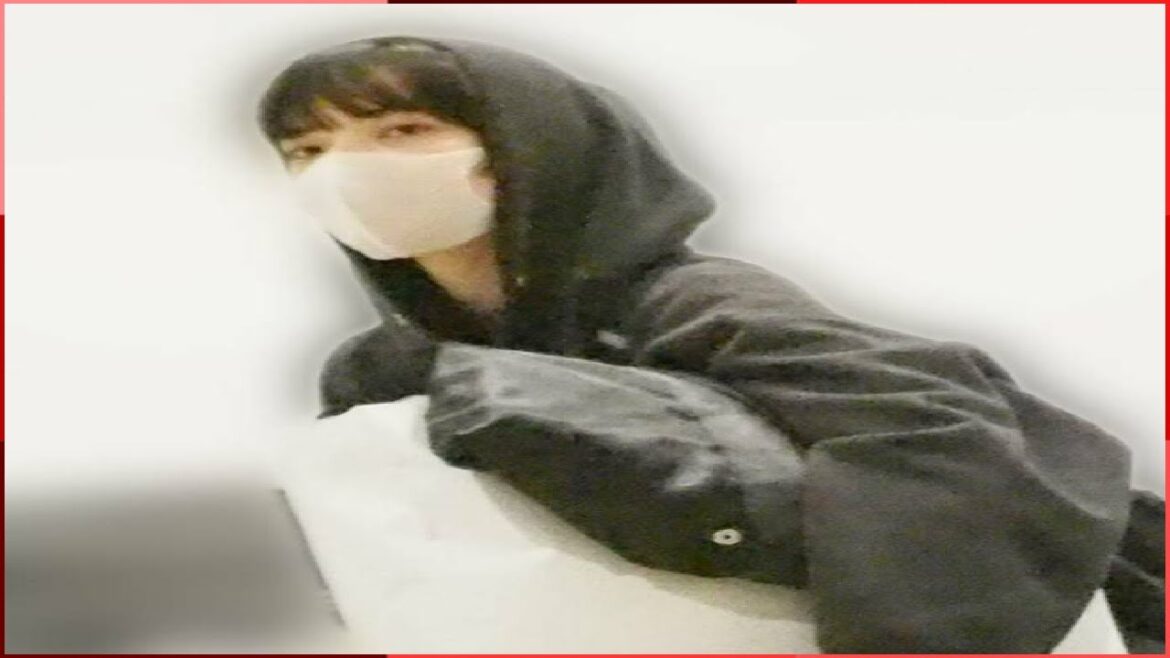 🔴「笑わせにきてる」「ギャグになってる」小松菜奈の“まる出し”ショットに賛否も…世界が認める“個性”✔