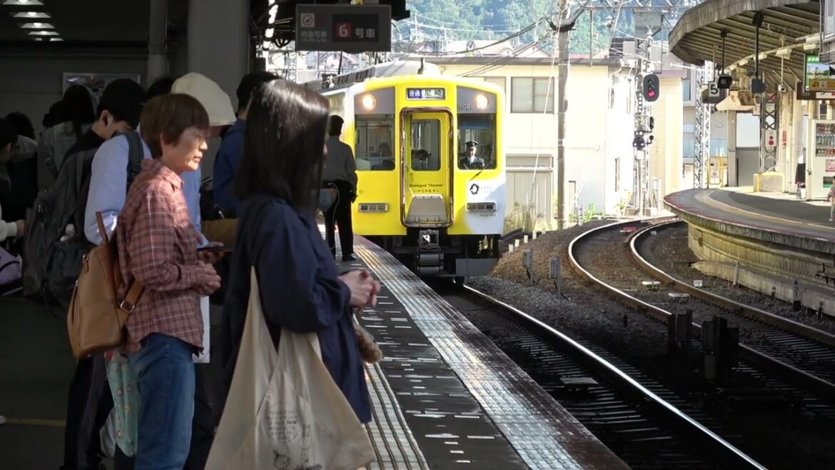 【近鉄電車】河瀬直美プロデュース　ラッピング列車「Dialogue Train」　到着&発車と車内動画
