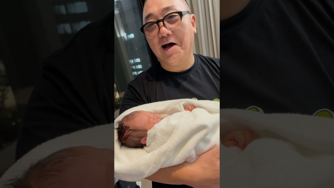 すごく昔の歌で赤ちゃんをあやしています😂