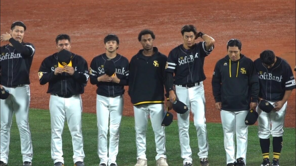 まさかの敗退…挨拶する山川穂高　柳田 悠岐　　福岡ソフトバンクホークス　日本シリーズ　2024年10月27日