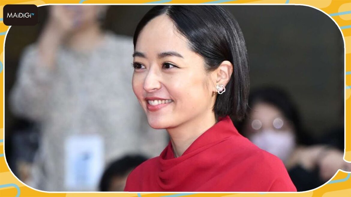 井上真央、ミニワンピで美脚を披露　スリット入りで大胆に　「東京国際映画祭」レッドカーペットに
