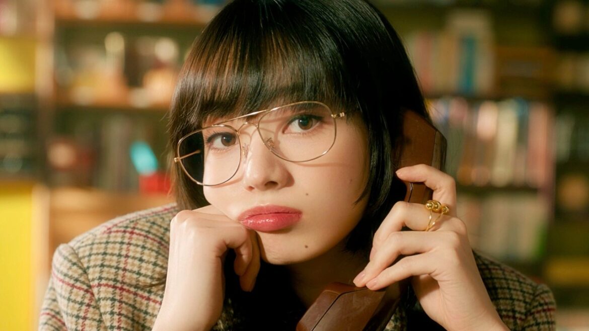 小松菜奈、“ドジっ子”もキュート！ピンクの部屋着でオフモード／MIYTREX CM＋インタビュー＋メイキング