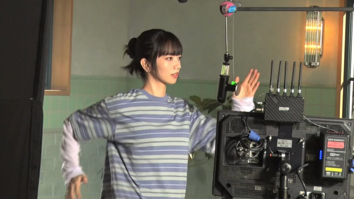 小松菜奈、“全力ダッシュ”で一発OK！今年の漢字「魚」の理由とは？　MYTREX新CM・メイキング・インタビュー映像