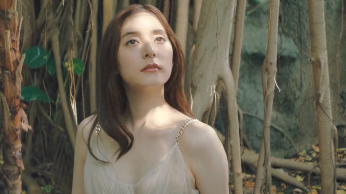 新木優子、ヌードカラーの繊細なドレスで美しい眼差し／「ペリエ ジュエ」ブランドムービー
