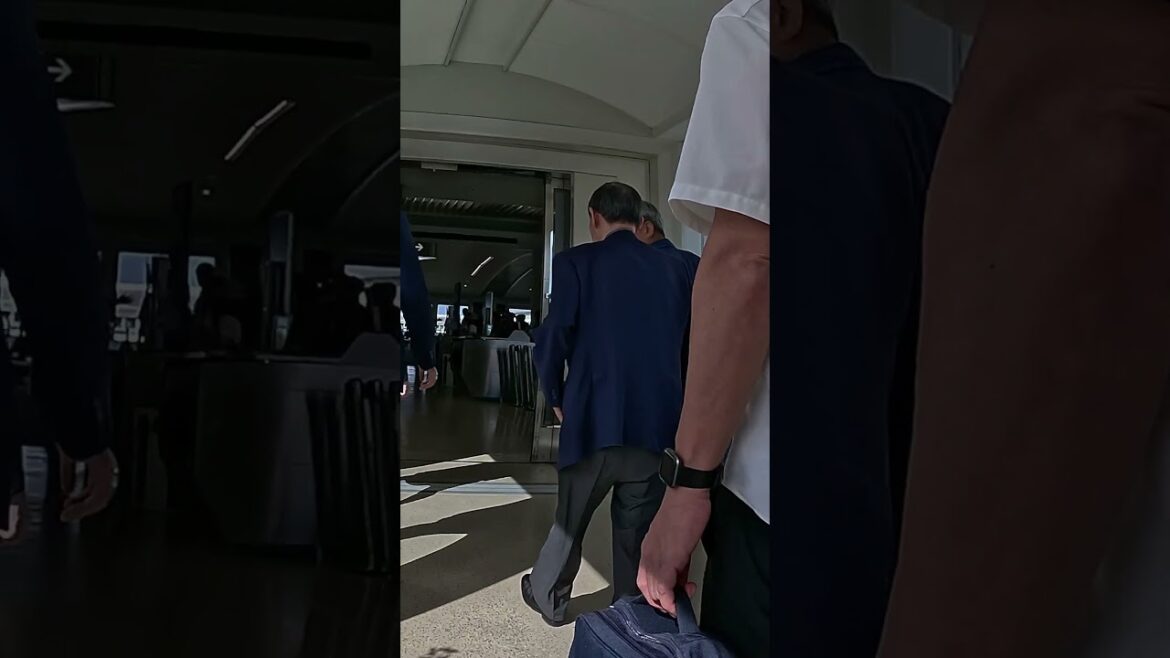 歩く姿が不安な菅元総理大臣｜2024年10月　 #Shorts #菅義偉 #菅元総理大臣 #総理大臣