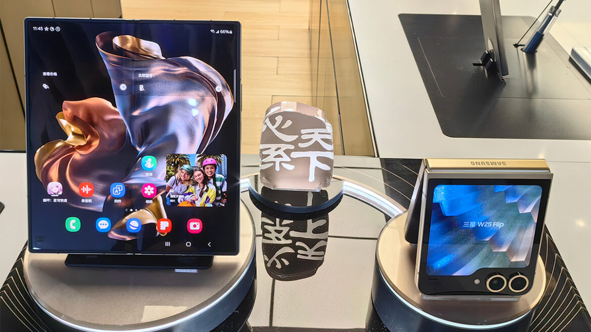 この冬一番の注目スマホ、超薄型折りたたみの「心系天下W25」がサムスンから登場 - ASCII.jp