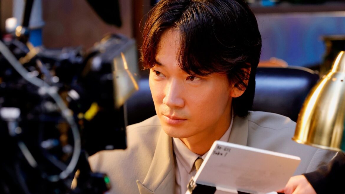 綾野剛、転職に悩む若者に優しい言葉で背中を押す／転職サイト「HUGAN」CM＋メイキング＋インタビュー