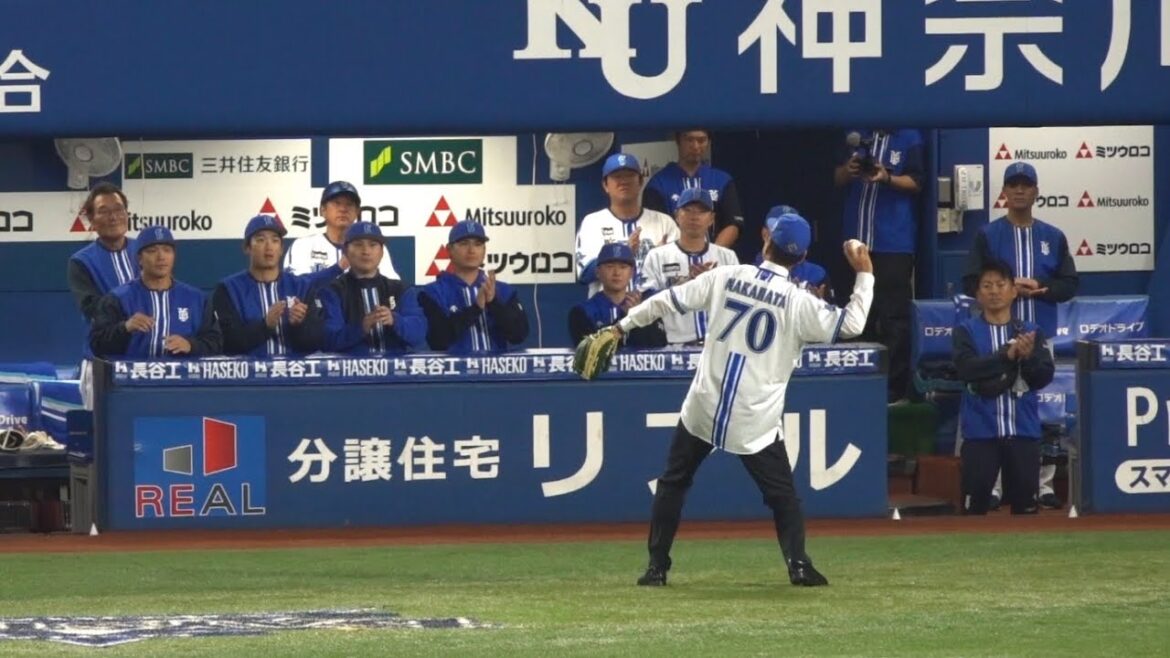 中畑清元監督が始球式「頑張れよ！」と選手、ベンチを激励　投球後はボールをスタンドに投げ入れる　三浦監督　日本シリーズ 横浜DeNAベイスターズハイライト 2024年11月3日