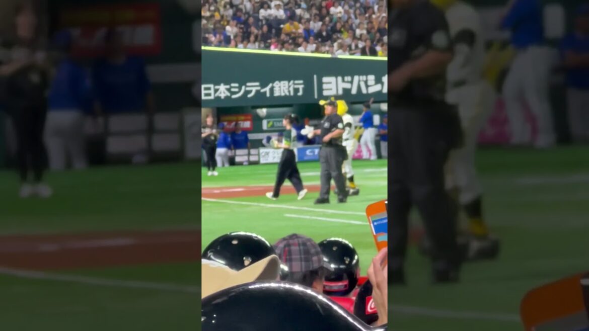 山下美月の始球式　ソフトバンク対DeNA 日本シリーズ第4戦 試合前 みずほPayPayドーム福岡 2024/10/30