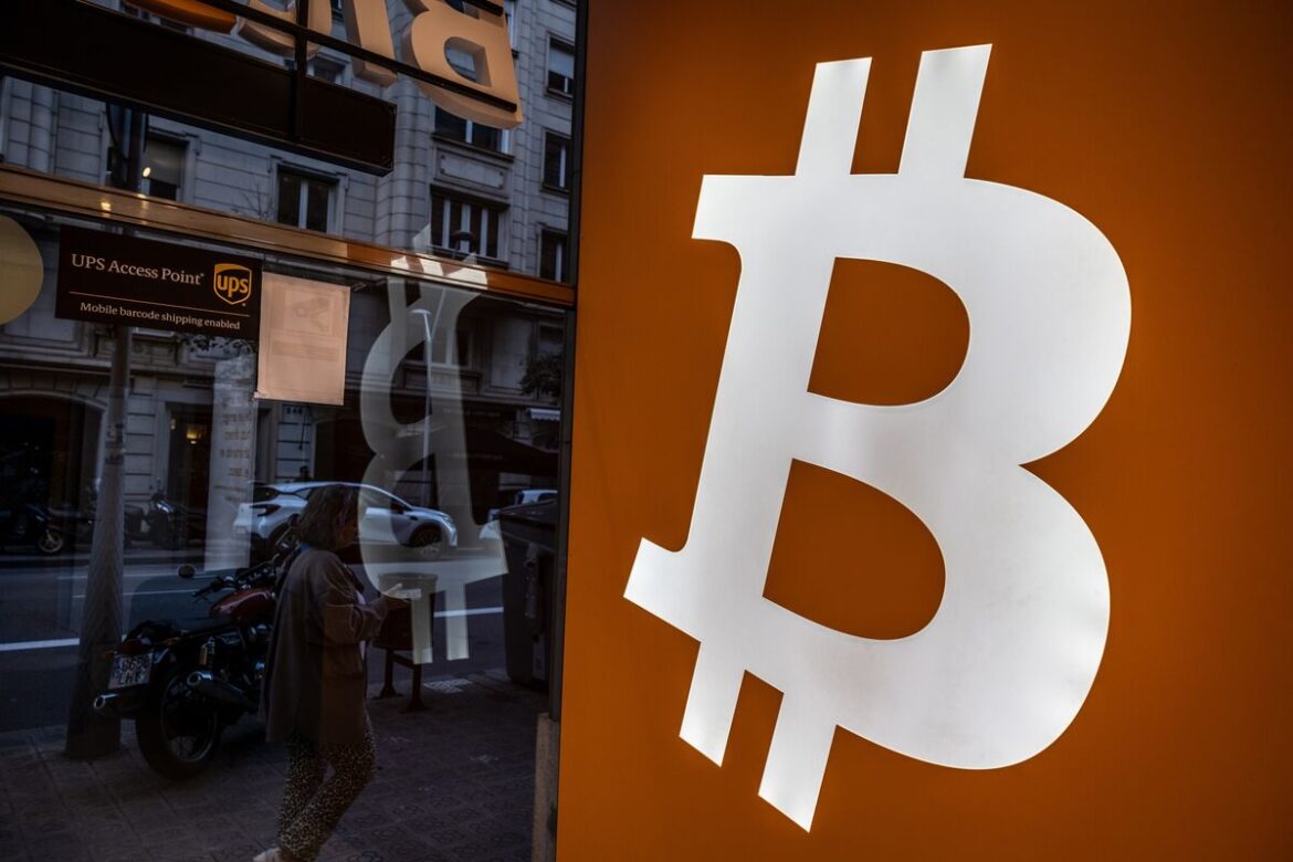 ビットコイン反発、一時９万2000ドル台に－先週末の大幅安から回復 - Bloomberg