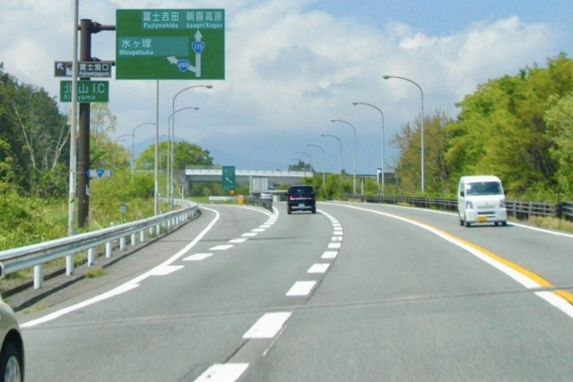 「すごい衝突事故…」 東富士五湖道路が一時「上下線通行止め！」 ミニバンが「横向き」で"全車線"ふさぐ… 富士吉田で国道も渋滞発生中 - くるまのニュース
