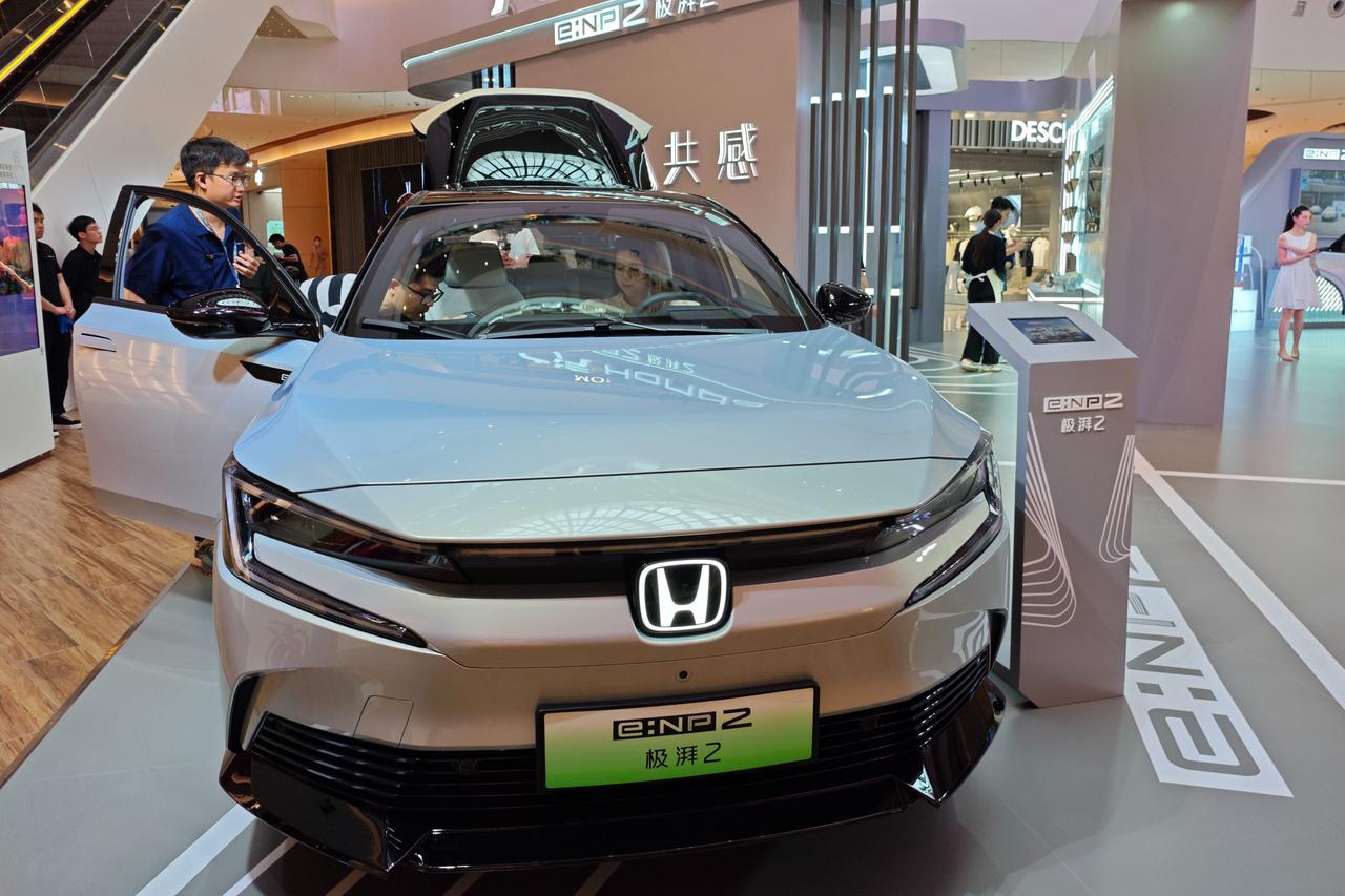 ホンダなどの日本の自動車メーカーは、世界最大の自動車市場である中国での販売を巡って深刻な問題に直面している。