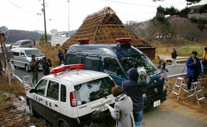 行行方不明だった島根県浜田市の島根県立大学1年Mさんの頭部遺体が発見された臥竜山に入る捜査関係車両（広島・北広島町）